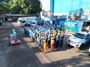 Apel Siaga Kelistrikan PT PLN (Persero) UID Banten menjelang Natal 2023 dan Tahun Baru 2024 diikuti seluruh personil pegawai, petugas pelayanan teknik, hingga mitra kerja.