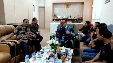 Wali Kota Cilegon didampingi Sekda Maman Mauludin berbicara kepada wartawan.