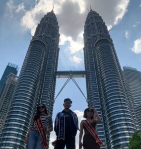 Diva, Maulana, dan Salma di depan Twin Tower.