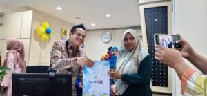 Pemimpin Bank bjb KCK Banten Ujang Aep Saefullah memberikan bingkisan pada nasabah di ulang tahun Bank bjb ke 63.