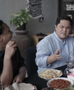 Menteri Erick Tohir saat dihidangkan sambal buroq.