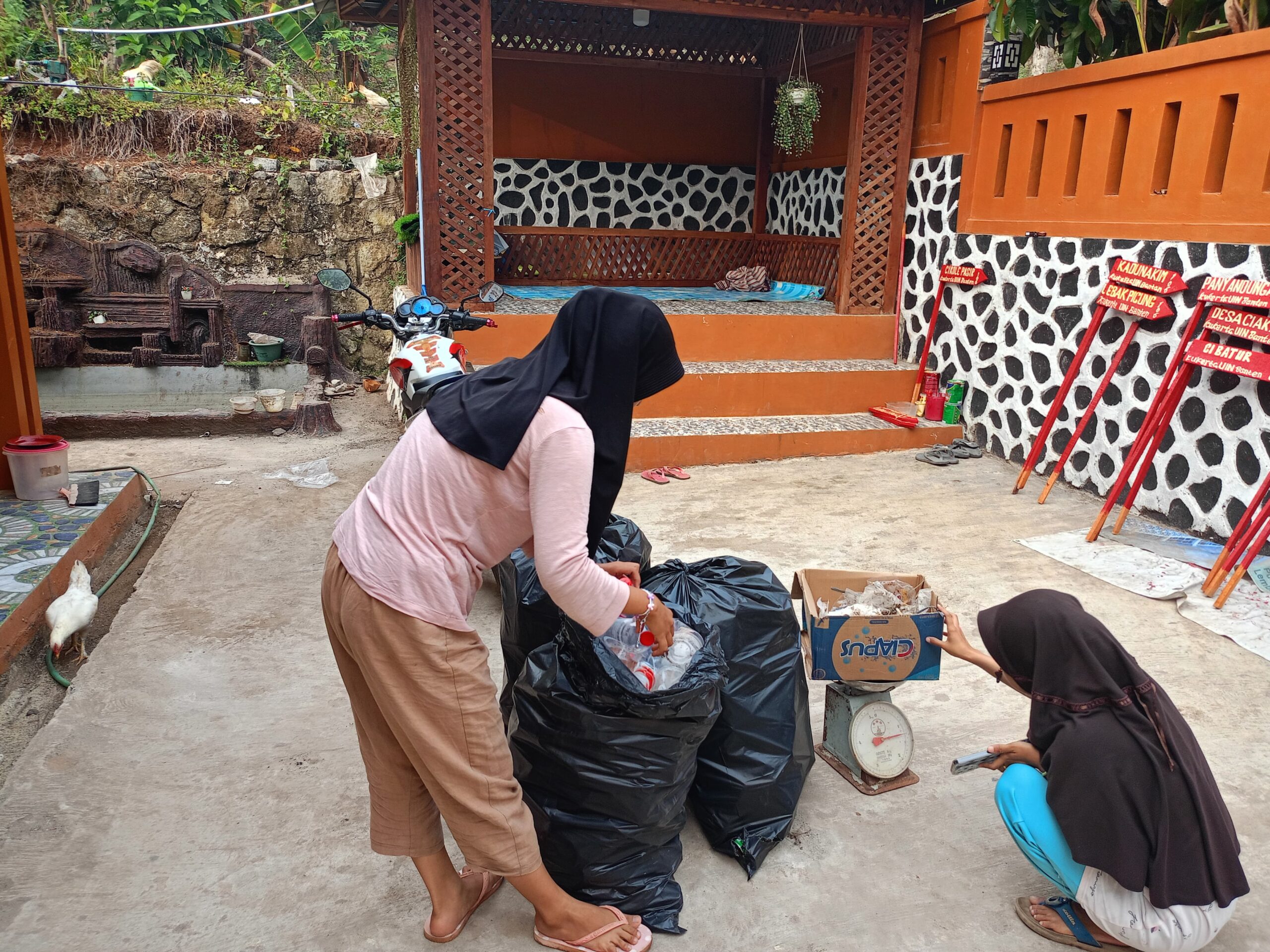 Kukerta Kelompok 106 UIN SMH Banten Melakukan Penimbangan Sampah di ...