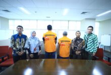 Otoritas Jasa Keuangan telah melaksanakan Tahap II berupa penyerahan tersangka Sdr. AAG dan Sdr. APP serta barang bukti perkara tindak pidana sektor jasa keuangan kepada Kejaksaan Negeri Jakarta Selatan.