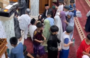 Setelah Tarawih, para siswa SD mendatangi imam untuk meminta tanda tangan di buku kegiatan Ramadan.